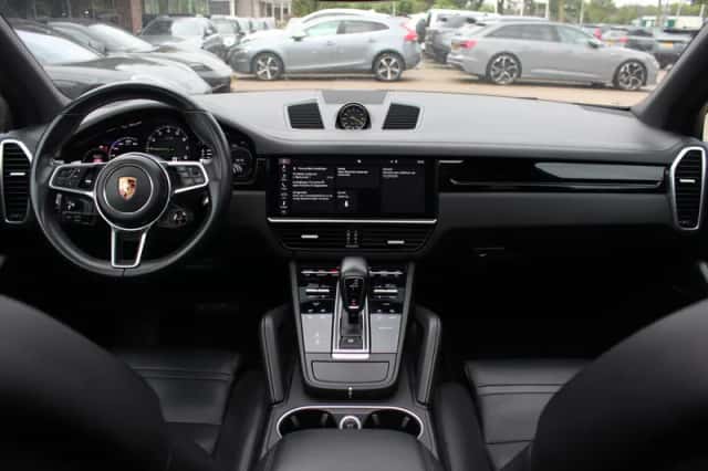 Porsche Cayenne (2018) thumbnail 2