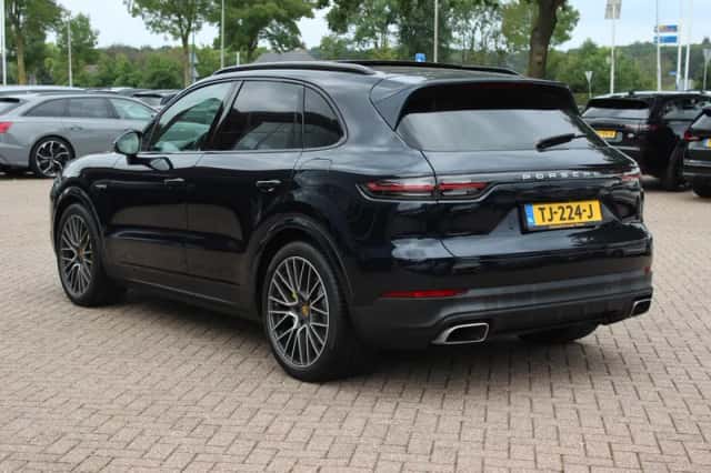 Porsche Cayenne (2018) thumbnail 3