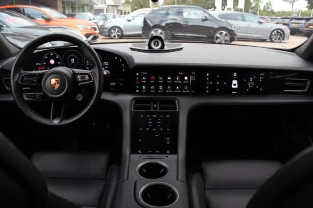 Porsche Taycan (2020) thumbnail 3
