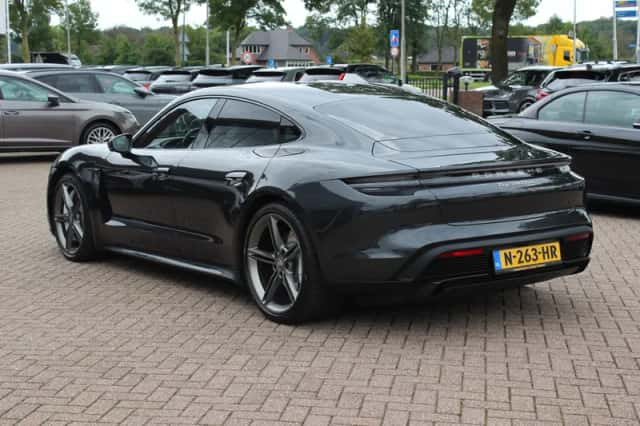 Porsche Taycan (2020) thumbnail 4