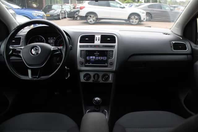 Volkswagen Polo (2016) thumbnail 2