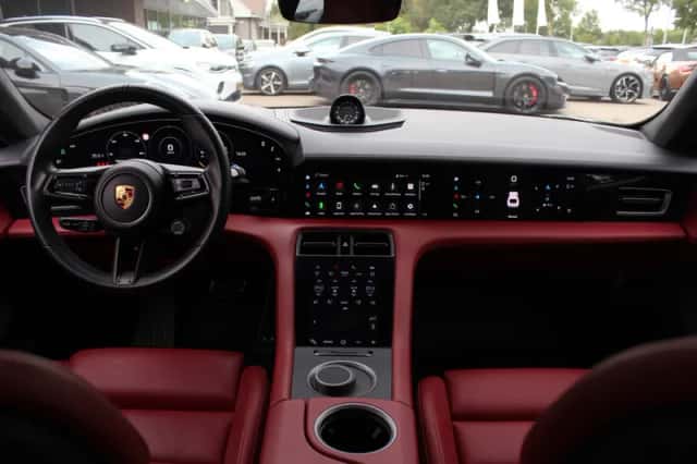 Porsche Taycan (2021) thumbnail 3
