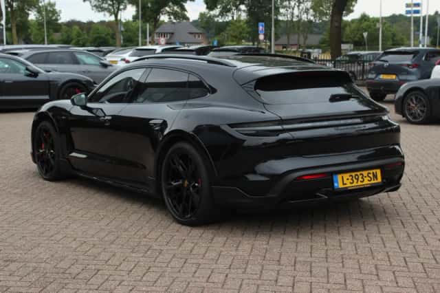 Porsche Taycan (2021) thumbnail 4