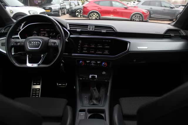 Audi Q3 (2019) thumbnail 2