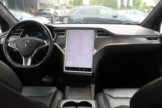 Tesla Model X (2018) thumbnail 2