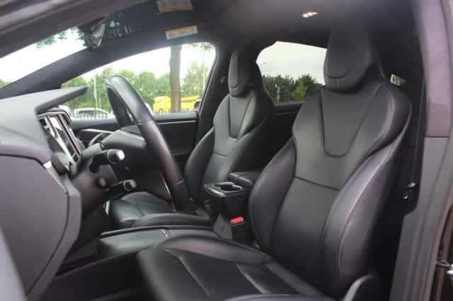 Tesla Model X (2018) thumbnail 4