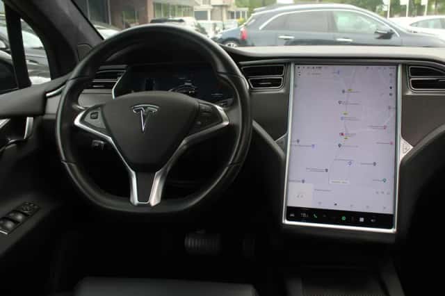 Tesla Model X (2018) thumbnail 5
