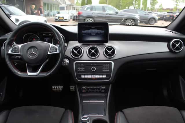 Mercedes-Benz GLA (2019) thumbnail 2