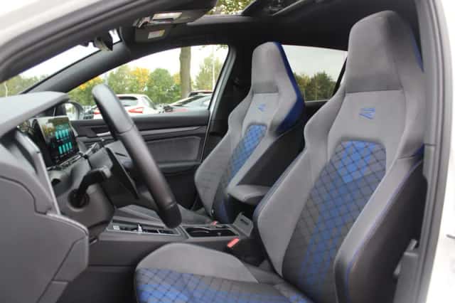 Volkswagen Golf (2022) thumbnail 4