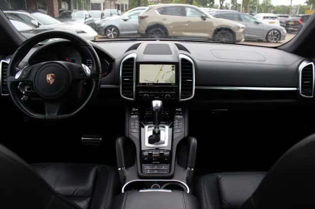 Porsche Cayenne (2013) thumbnail 2