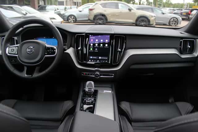 Volvo XC60 (2023) thumbnail 3