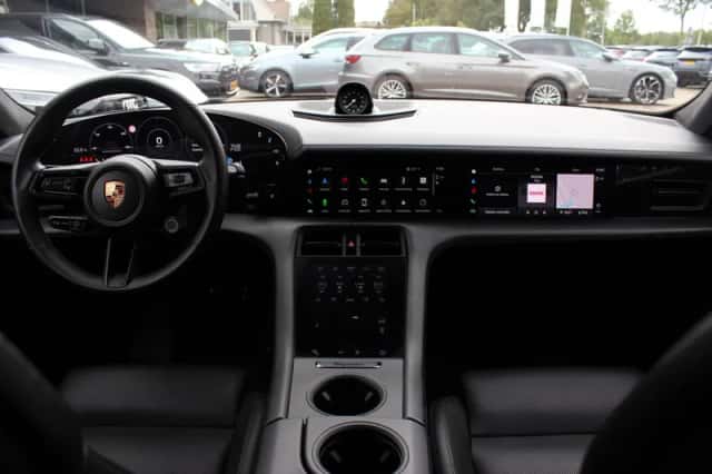 Porsche Taycan Cross Turismo (2023) thumbnail 4