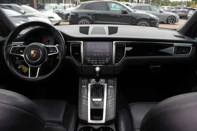 Porsche Macan (2017) thumbnail 2