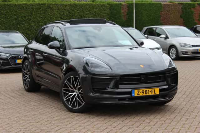 Porsche Macan (2023) thumbnail 1