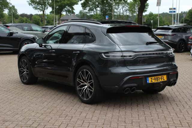 Porsche Macan (2023) thumbnail 3