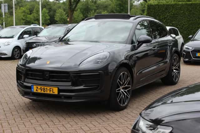 Porsche Macan (2023) thumbnail 6