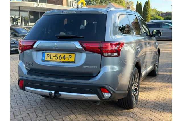 Mitsubishi Outlander (2016) thumbnail 2