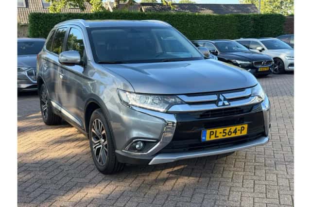 Mitsubishi Outlander (2016) thumbnail 3
