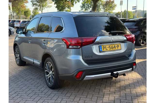 Mitsubishi Outlander (2016) thumbnail 4