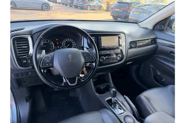Mitsubishi Outlander (2016) thumbnail 5