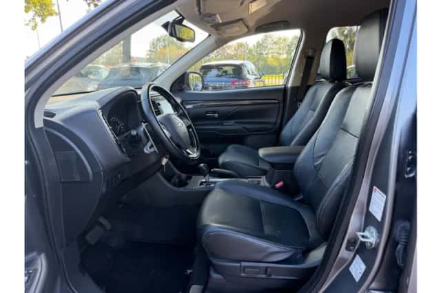 Mitsubishi Outlander (2016) thumbnail 6