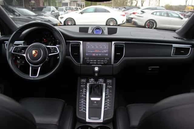 Porsche Macan (2018) thumbnail 2