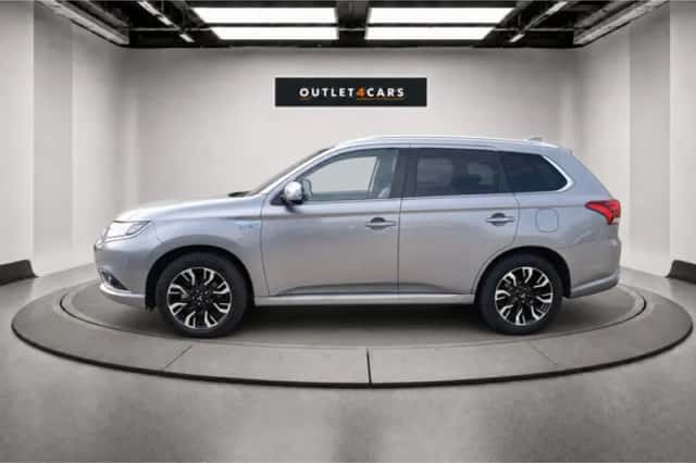 Mitsubishi Outlander (2017) thumbnail 2