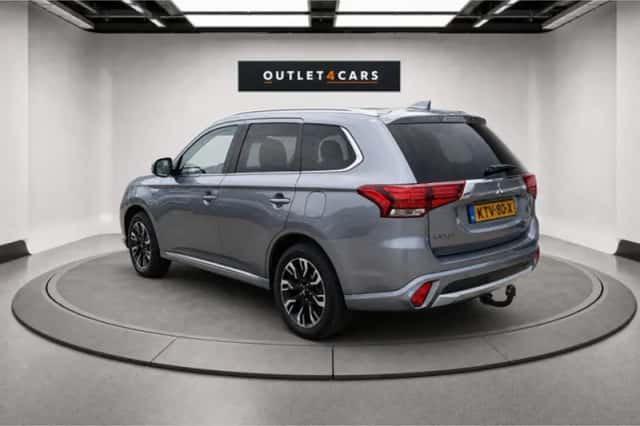 Mitsubishi Outlander (2017) thumbnail 3