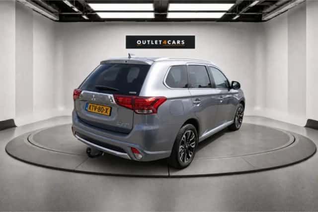 Mitsubishi Outlander (2017) thumbnail 5