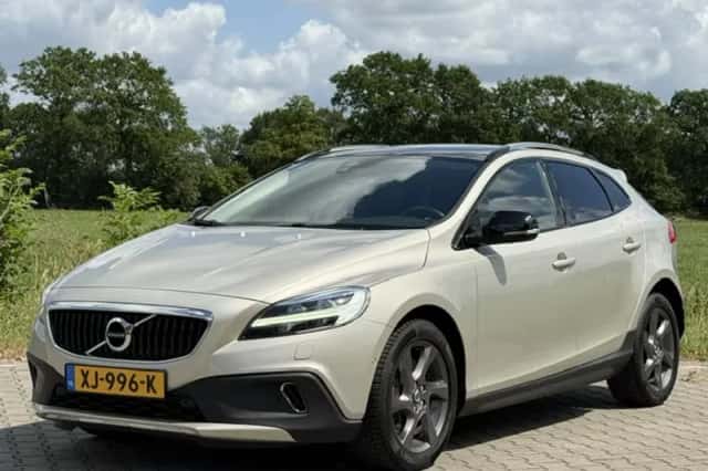 Volvo V40 Cross Country (2019) thumbnail 1