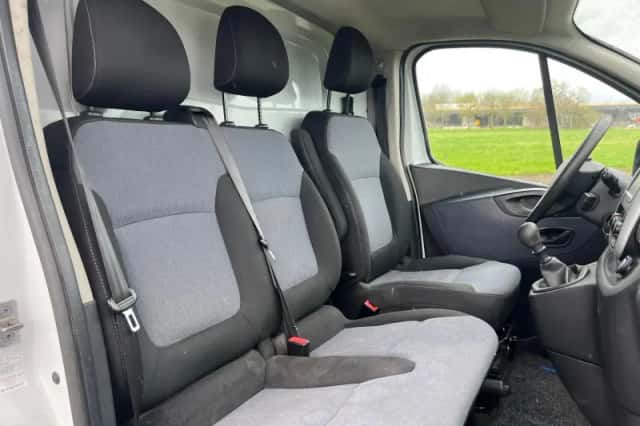 Opel Vivaro (2015) thumbnail 2