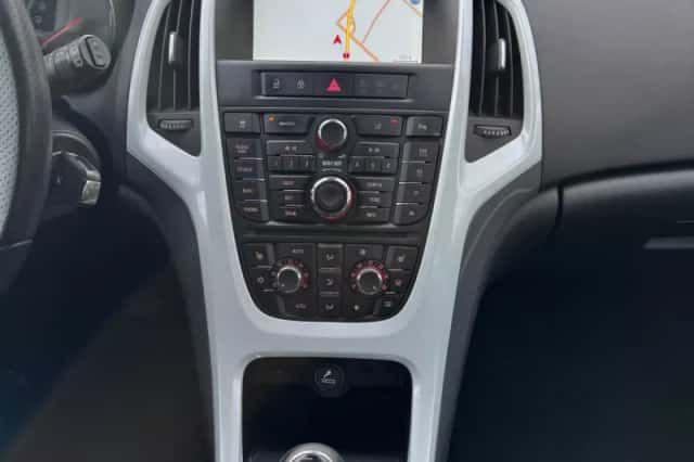 Opel Astra (2011) thumbnail 2