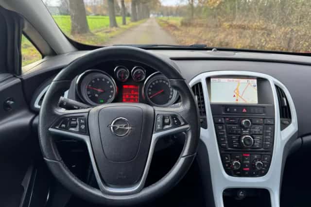 Opel Astra (2011) thumbnail 4