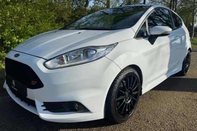 Ford Fiesta (2014) thumbnail 2