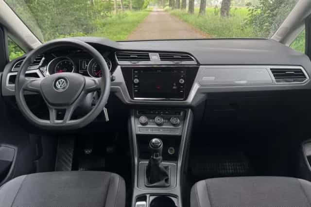 Volkswagen Touran (2018) thumbnail 2