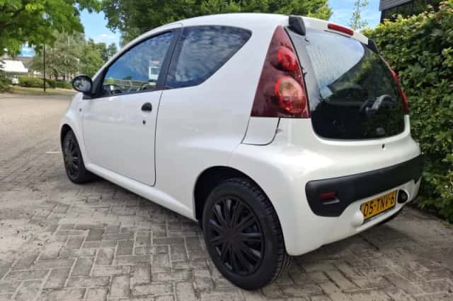 Peugeot 107 (2012) thumbnail 2
