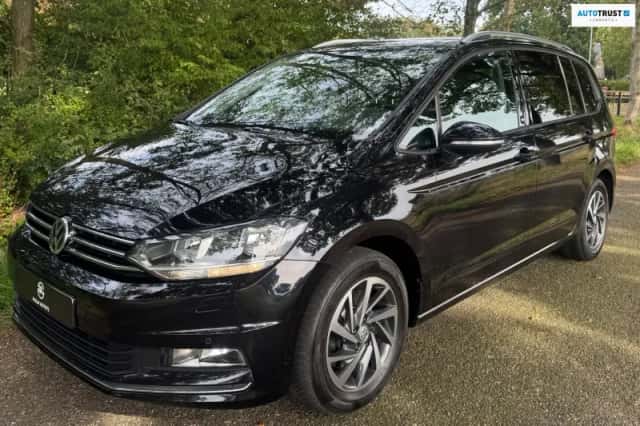Volkswagen Touran (2017) thumbnail 1