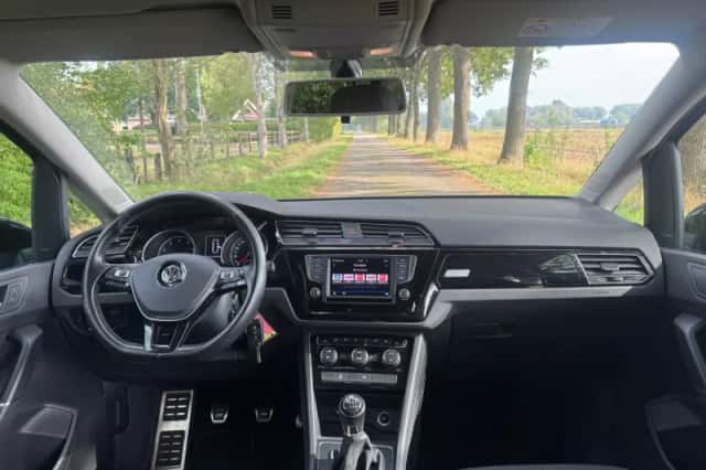 Volkswagen Touran (2017) thumbnail 3