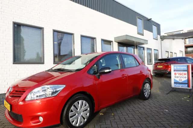Toyota Auris (2011) thumbnail 1