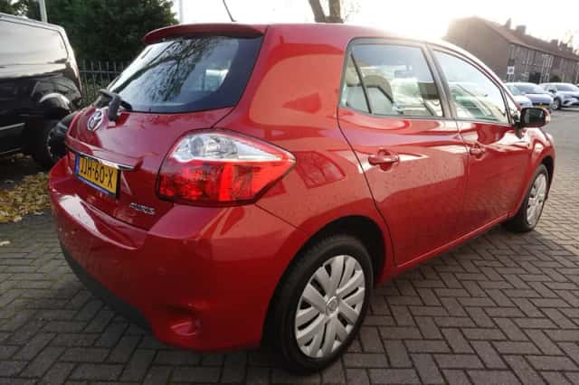 Toyota Auris (2011) thumbnail 2