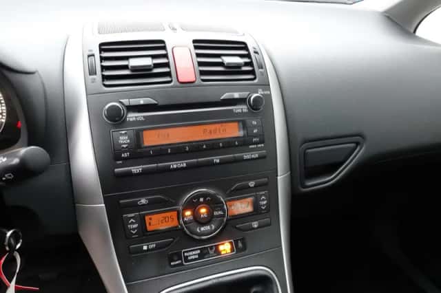 Toyota Auris (2011) thumbnail 5