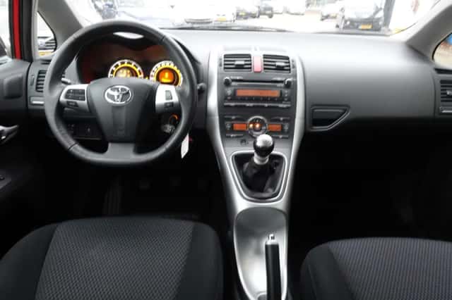 Toyota Auris (2011) thumbnail 6