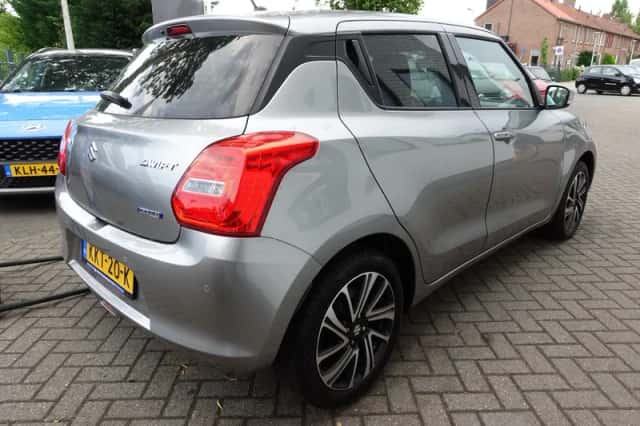 Suzuki Swift (2022) thumbnail 2
