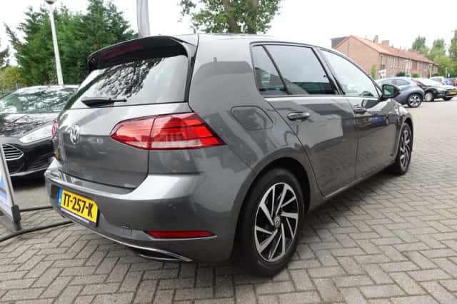 Volkswagen Golf (2018) thumbnail 2
