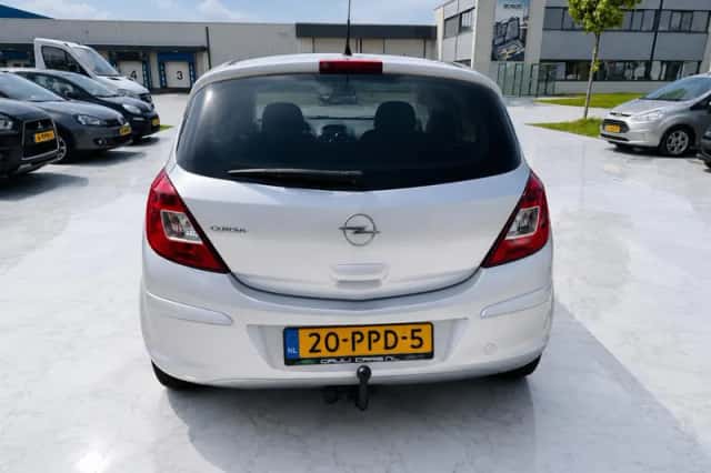 Opel Corsa (2011) thumbnail 2