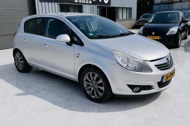 Opel Corsa (2011) thumbnail 3
