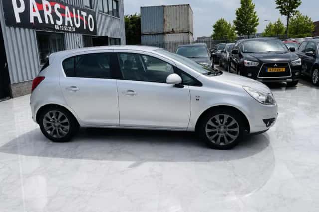 Opel Corsa (2011) thumbnail 4