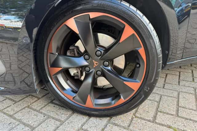 CUPRA Leon (2023) thumbnail 3