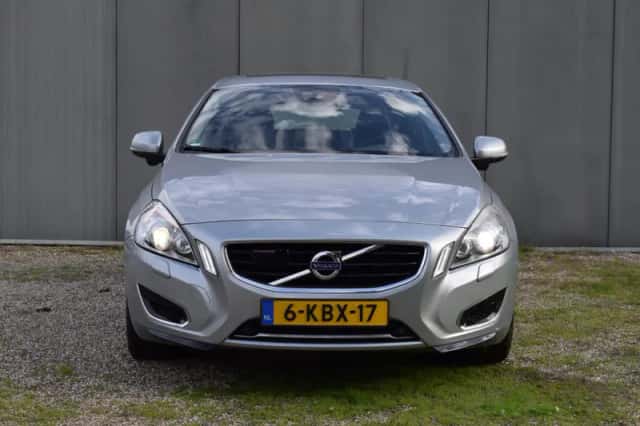 Volvo V60 (2013) thumbnail 2