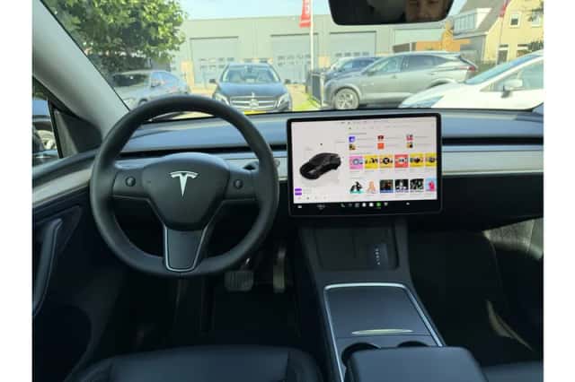 Tesla Model Y (2023) thumbnail 6